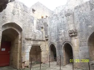 O interior da Porte des Tours e seus grafites