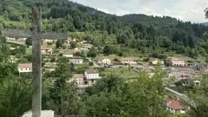 Vista del villaggio di Dornas dalla croce del memoriale del 5 luglio 1944