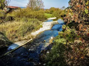 Rivier, de Doubs, stroomafwaarts van de brug (© J.E)