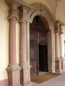 De ingang van de abdij van Ebersmunster