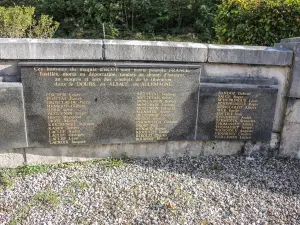 Gedenkplaat op het monument van de grootvader weerstand (© J. E)