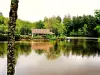 Cottage by the pond (© Jean Espirat)