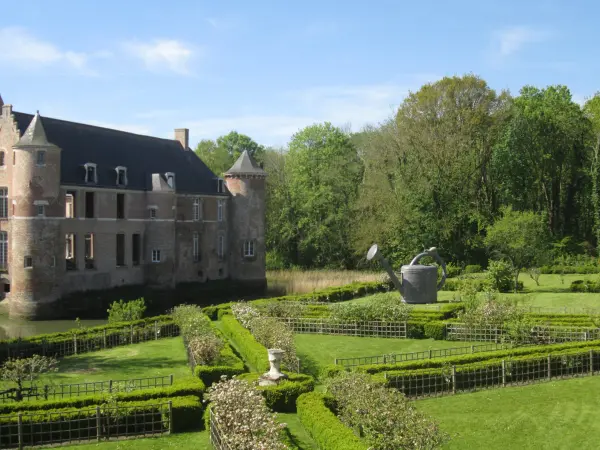 Tuinen van het kasteel en gieter van Alice van Philippe Thill