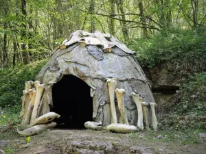 Reconstitution d'une hutte de chasseurs de mammouths (© J.E)