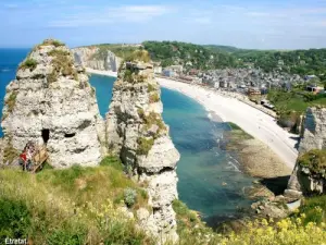 Panorama la playa de Etretat vista del acantilado aguas abajo (© JE)