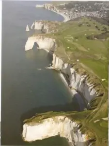 los puntos de vista de los acantilados de Etretat puertas, desde la parte superior visión: la ciudad de Etretat, la puerta de aguas abajo y la aguja, entonces Maneporte, para terminar con la cortina y la cal playa