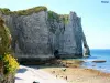 Falaises d'aval, avec le trou à l'homme (© J.E)