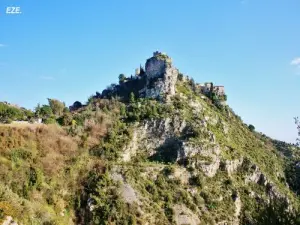 Èze gezien de Moyenne Corniche (© Espirat)