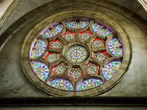 Rosetón del ábside este de la iglesia de Notre-Dame -en-sa-Nativity (© JE)