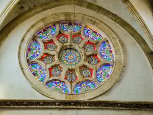 Rosetón del ábside oeste de la iglesia de Notre-Dame-en-sa-Nativity (© JE)