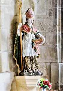 Estatua, en la iglesia vieja (© JE)