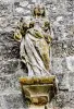 Vierge à l'Enfant, sur la façade de l'ancienne église (© J.E)