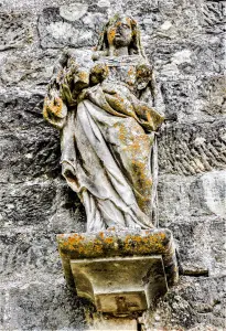 Virgen con el Niño, en la fachada de la iglesia vieja (© JE)