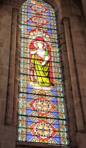 Stained glass window in the choir of the Notre-Dame-en-sa-Nativity church (© JE)