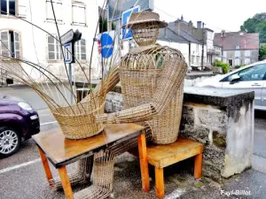 Souvenir : Vannier en osier, devant l'office de tourisme (© J.E)