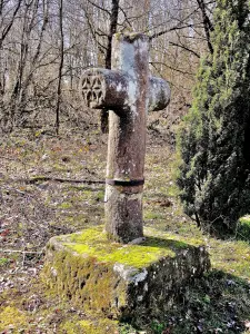 Cruz muito velha, em direção ao cemitério (© Jean Espirat)