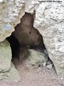 洞窟の入り口ドワーフ（©ジャンEspirat）