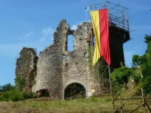 Château de Montgilbert - Châtelet d'entrée et tour du soleil
