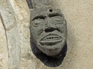 scultura sulla facciata della chiesa (© Jean Espirat)