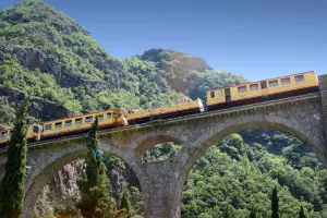 O pequeno trem amarelo na ponte de Séjourné