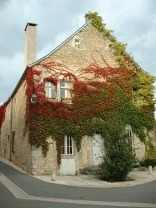 nelle vie del borgo antico di Fontaine-lès-Dijon