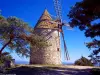 Le moulin à vent de Montfuron (© Jean Espirat)
