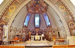 Het interieur van de kerk Notre-Dame