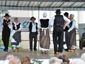 Feria de buñuelos de cereza - Folclore de Comtois (© Jean Espirat)