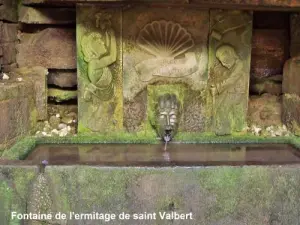 Saint-Valbert - Détail de la fontaine de l'ermitage (© J.E)