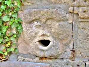 Gesneden figuur links deurstijl ingang middeleeuws kasteel (© J. E)