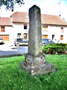 Трехсторонний столб на площади перед церковью (© J.E)
