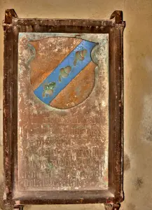 Inscription ancienne avec blason, dans l'église (© J.E)