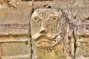 Sculpture du bandeau extérieur de l'abside de l'église (© J.E)