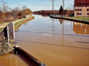 Canal du Rhône au Rhin, vu du pont tournant (© J.E)