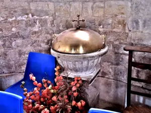 Cuve baptismale, dans l'église (© J.E)