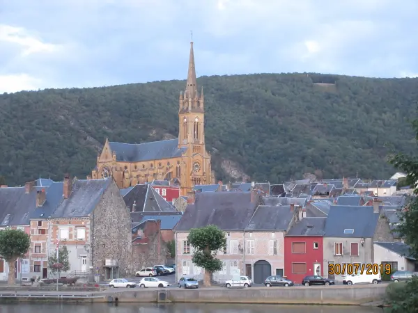 Kerk Saint-Georges - Monument in Fumay