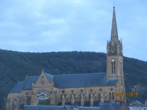 Nacht valt op de kerk