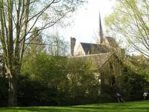 Eglise vue du parc des Oseraies