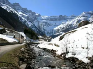 Gavarnie in March (© JE)