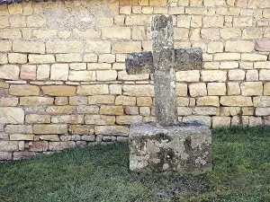 Croix ancienne, près de l'église (© J.E)