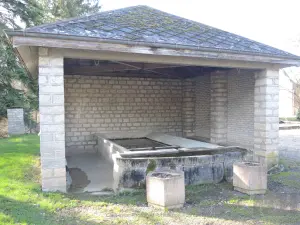 Fontaine-lavoir couverte (© J.E)