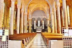 L'interno della chiesa