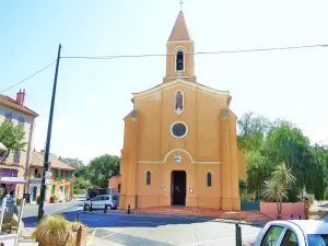 Façade de l'église du village (© Jean Espirat)