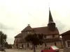 L'église et ses trois clochetons avec la petite place