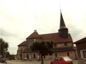 Die Kirche und ihre drei Zinnen mit dem kleinen Platz