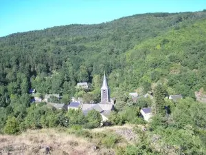 Le village de Gijounet dans son écrin de verdure