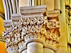 In the church, sculpted capitals (© Jean Espirat)