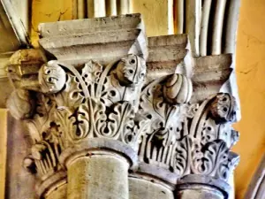 Carved capitals (© Jean Espirat)