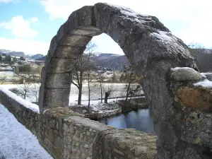 The arch of the bridge in winter