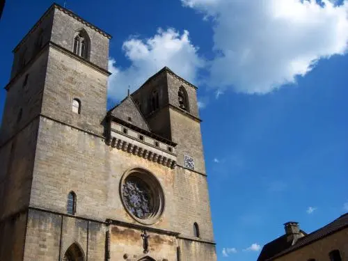 Kerk Saint-Pierre - Monument in Gourdon